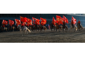 “唱著刀歌游新疆”—這些天，全國游客在這里歡聚